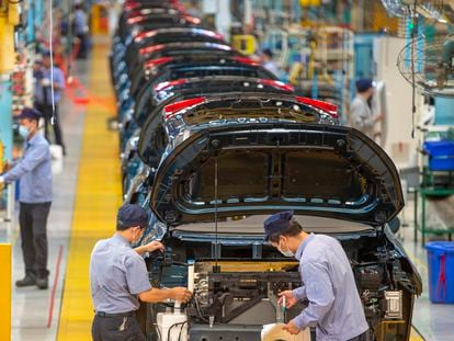 Operarios en la línea de montaje del proveedor chino de automoción Faw Haima Automobile en la provincia china de Hainan.