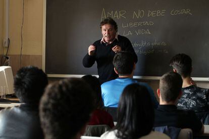 Joaquín Álvarez da una charla sobre homofobia en el instituto Renacimiento de Madrid.