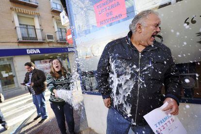 José Ramón Núñe, responsable de la administración de loterías situada en la calle Constitución de Mora (Toledo), celebra que ha vendido una serie del segundo premio del Sorteo de Navidad, el 12.775, con lo que ha repartido un total de 1.250.000 euros, en décimos vendidos en ventanilla.