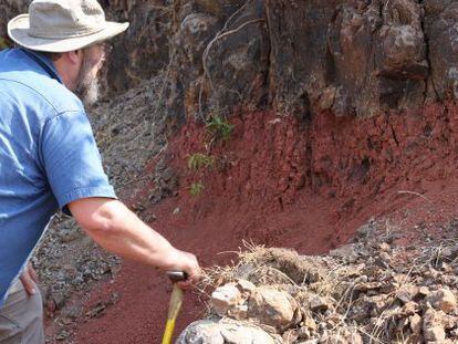 Paul Renne inspecciona uno de los surcos de lava en la región del Decán (India)