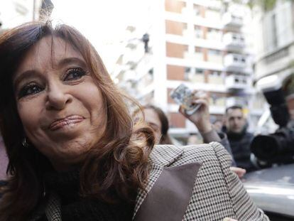Cristina Fernández entra en un vehículo para declarar en el caso de corrupción.