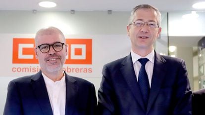 Unai Sordo, secretario general de Comisiones Obreras (CC OO), junto a Pablo Hernández de Cos, gobernador del Banco de España.