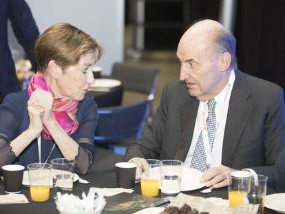 La presidenta del CAGE, Victoria Ortega, conversa con Miquel Roca durante el Congreso de la Abogac&iacute;a celebrado en Valladolid. 