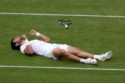 Alcaraz celebra su triunfo en Wimbledon ante Djokovic.