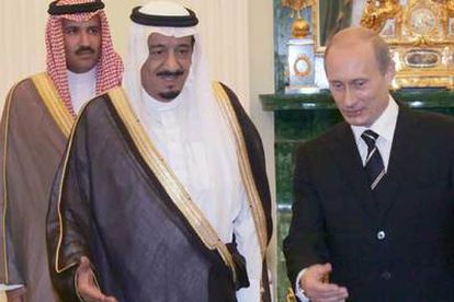 El presidente ruso, Vladimir Putin (derecha), da la bienvenida al gobernador de la región de Riad, el príncipe Salman Bin Abdul Aziz Al-Saud, en el palacio del Kremlin en Moscú.