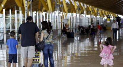 Varios viajeros en el aeropuerto Adolfo Su&aacute;rez Madrid-Barajas.