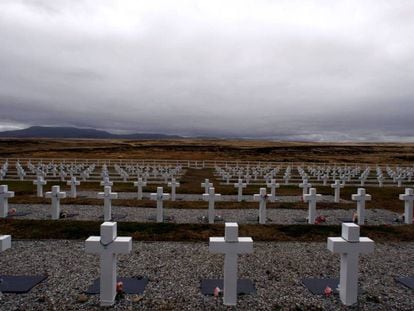 El cementerio de Darwin, con las tumbas de los soldados argentinos muertos durante la guerra contra el Reino Unido por las Islas Malvinas.