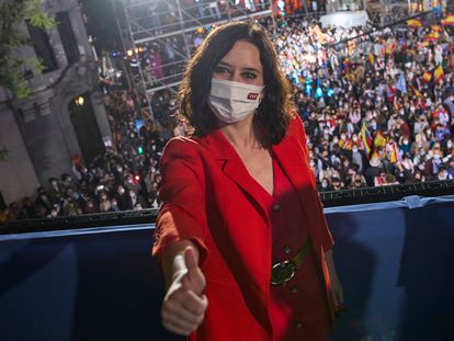 Isabel Díaz Ayuso celebra su victoria en el balcón de la sede del PP.