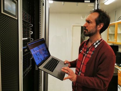 El químico español Hugo Gutiérrez, en los servidores de cálculo de la Universidad de Upsala (Suecia).