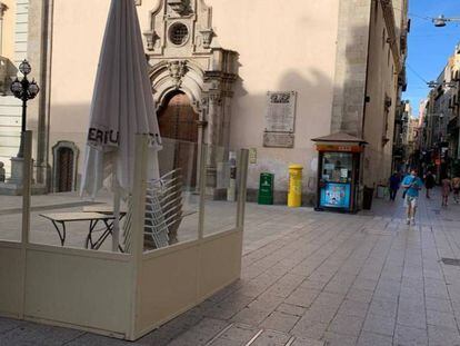 Terraza de un bar cerrado de la Plaça de Sant Francesc. 