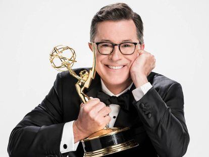 Stephen Colbert con un premio Emmy.