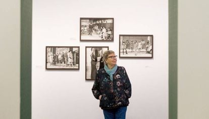 Joana Biarnés, antre algunas de las fotos de su exposición en el Palau Robert de Barcelona