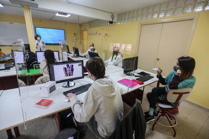 Alumnos y profesores en aulas  del Instituto de Formación Profesional Puerta Bonita (Carabanchel) en sus especialidades de audiovisual y diseño gráfico durante la pandemia de la covid-19.