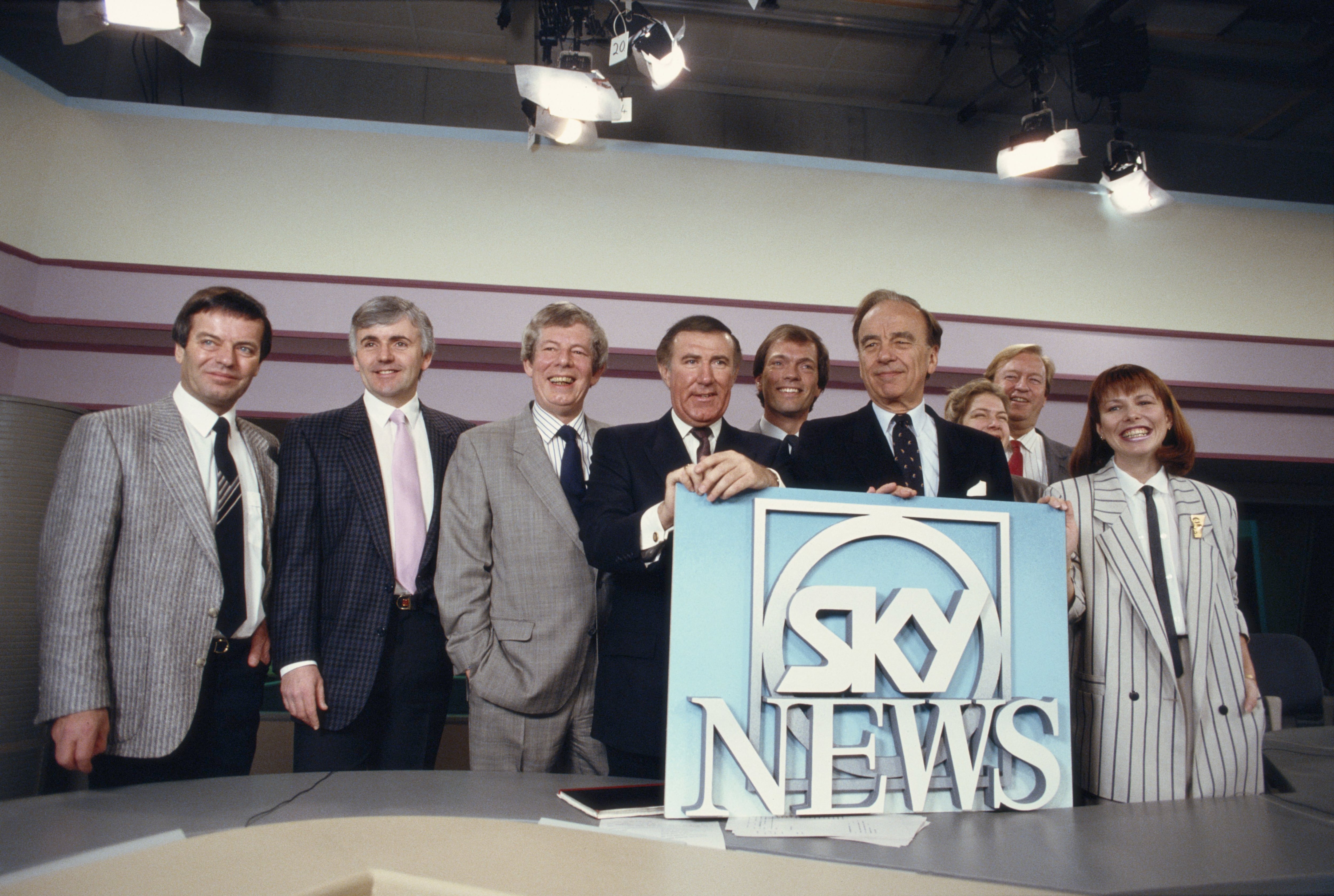 Rupert Murdoch posa con presentadores y editores de Sky TV, durante el lanzamiento del canal en febrero de 1989. 
