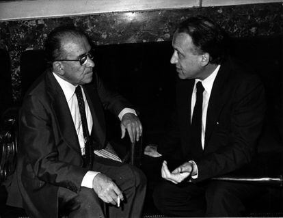 Santiago Carrillo y Xabier Arzalluz, del PNV, charlan sentados en el Congreso de los Diputados, el 19 de julio de1978.