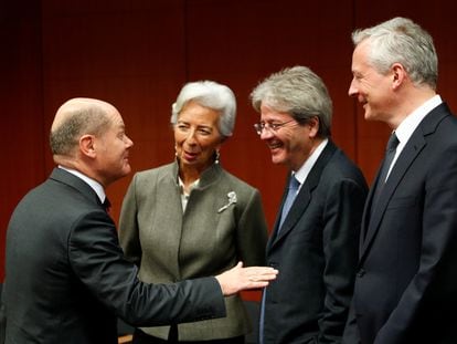 El vicecanciller alemán (izquierda), Olaf Scholz, hablando con Christine Lagarde, Paolo Gentiloni (centro) y el ministro francés Bruno Le Maire, en un Eurogrupo.