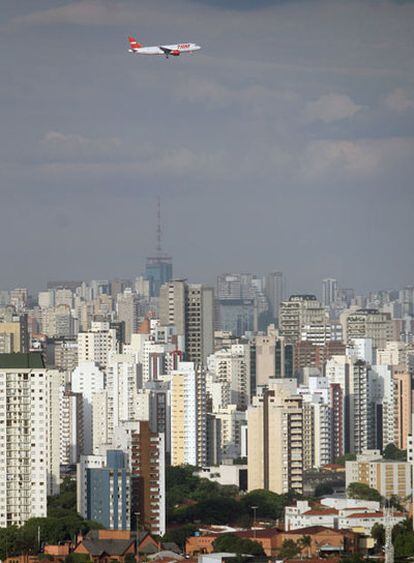 Un avión de la compañía brasileña TAM sobrevuela São Paulo