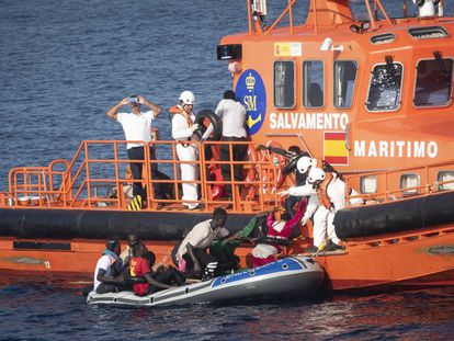 Trabajadores de Salvamento Marítimo ayudan a embarcar a un grupo de migrantes subsaharianos que cruzaban en un bote de plástico el estrecho de Gibraltar.