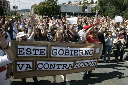 La protesta de los funcionarios cort&oacute; ayer una avenida de Santiago. 