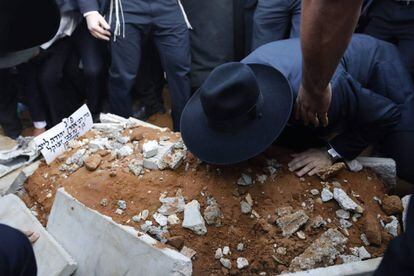 Un hombre besa la tumba de rabino y líder espiritual Shteinman este martes en Bnei Brak.