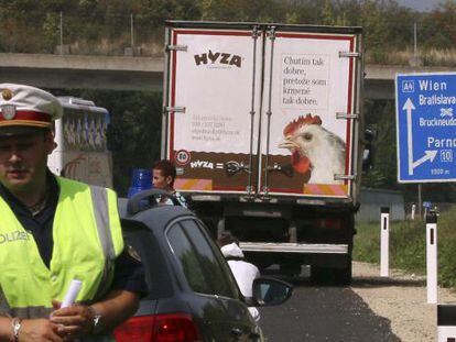 Un policia, darrere del cami&oacute; on s&#039;han trobat els cossos.  