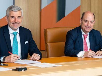 El director general de banca comercial de Santander España, Ángel Rivera, y el vicepresidente de Mapfre y consejero delegado de la compañía en Iberia, José Manuel Inchausti.