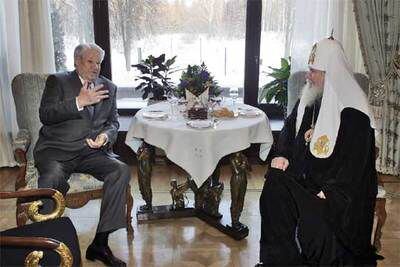 Borís Yeltsin charla con el patriarca de la Iglesia ortodoxa rusa, Alexei II, que le visitó para felicitarle.