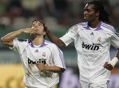 Saviola celebra uno de los goles que ha conseguido con la camiseta del Real Madrid