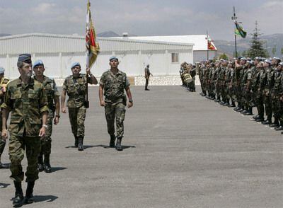 El jefe de Estado Mayor de la Defensa española, el general José Julio Rodríguez, pasa revista a las tropas durante su visita a la base española 