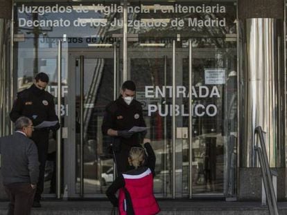 Dos guardias de seguridad de los juzgados de Plaza Castilla piden papeles a las personas que quieren entrar.