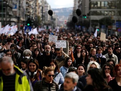 Protesta contra la degradación de los servicios públicos celebrada en Tesalónica, durante la jornada de huelga general en Grecia, este miércoles.