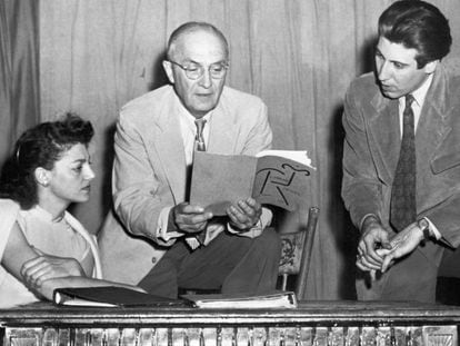 William Carlos Williams, junto a dos actores, antes del estreno de una obra teatral suya en 1949 en Nueva York.