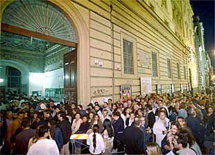 Cientos de personas hacían cola ayer en Nápoles para votar, cuando ya pasaba una hora y media del cierre oficial.