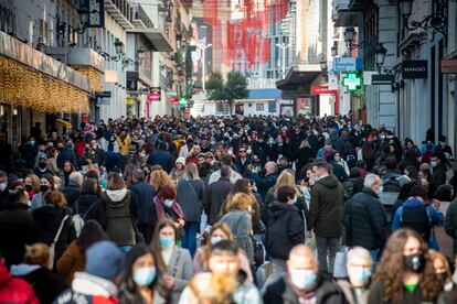 Calles centricas llenas por las compras de Navidad.