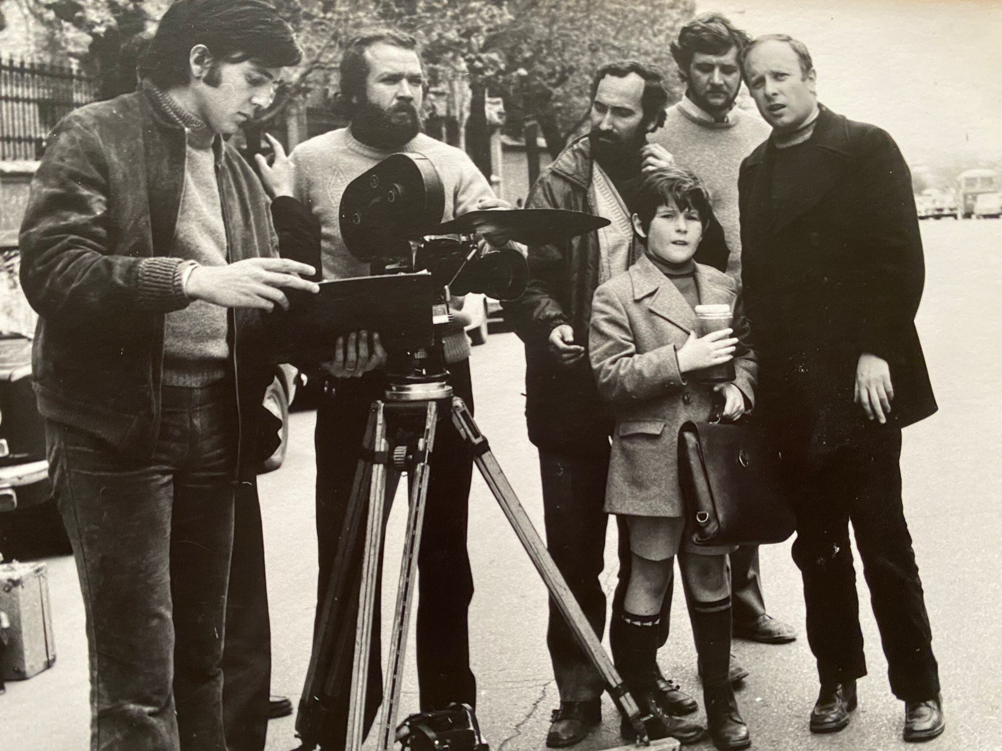 Manolo Summers (a la derecha), en el rodaje de 'Adiós, cigüeña, adiós', en una imagen cedida por la familia del cineasta.