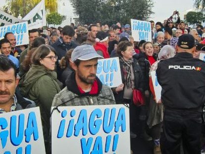 Agricultores protestan por la orden judicial de cerrar pozos en Doñana.