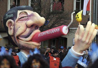 Una carroza de Carnaval en Duseldorf muestra a un mu&ntilde;eco del presidente iran&iacute; Mahmud Ahmadineyad.
