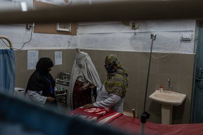 Las madres son examinadas en la sala de partos del Centro de Salud Kotla Eason, en la provincia de South Punkab. El aumento de las temperaturas medias, así como de la frecuencia, intensidad y duración de las olas de calor, está exponiendo a las poblaciones del país a estrés por calor, lo que contribuye a un deterioro de la salud, sobre todo de bebés, niños y mujeres embarazadas. Las mujeres en avanzado estado de gestación, las que se encuentran en el segundo y tercer trimestre, se consideran extremadamente vulnerables al calor extremo debido a los cambios fisiológicos que ocurren durante el embarazo.
Las madres que trabajan durante horas bajo el sol y a más de 40 grados están expuestas a altos niveles de deshidratación. “Esto, sumado al calor extremo, puede generar serios problemas en el desarrollo del feto y un mayor riesgo de contracciones prematuras, presión arterial alta, convulsiones, hipertensión y estrés materno”, dice la doctora Jameel.