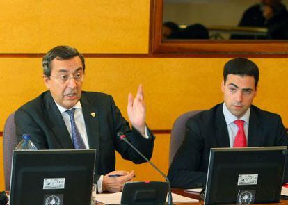 Bilbao (izquierda), con el diputado de Promoción Económica, Imanol Pradales, durante su comparecencia en Juntas.