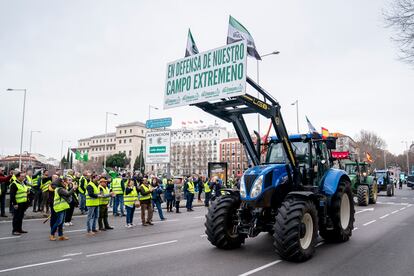 Agricultores aplauden la llegada de una veintena de tractores ante el Ministerio de Agricultura, este jueves en Madrid.