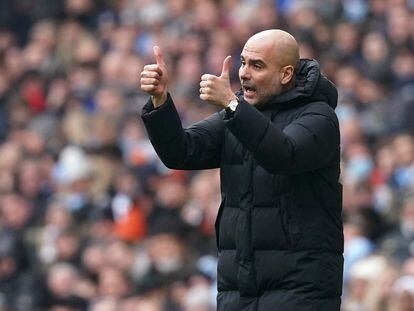 Pep Guardiola gesticula durante el partido contra el Chelsea.