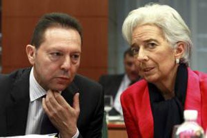 En la imagen, el ministro griego de Finanzas, Giannis Stournaras (i) y la Directora Gerente del Fondo Monetario Internacional (FMI), Christine Lagarde. EFE/Archivo