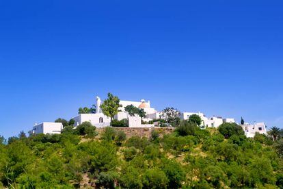 Casas sobre una colina en Santa Eulària des Riu (Ibiza). 