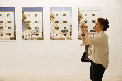 Una mujer toma una fotografía en el Es Baluard.
