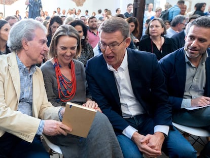 El líder del PP, Alberto Núñez Feijóo, junto al exministro socialista César Antonio Molina, la secretaria general de los populares, Cuca Gamarra, y el portavoz de campaña, Borja Sémper, en el acto de presentación del programa cultural del partido el lunes.