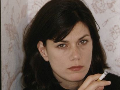 Linda Fiorentino, cigarrillo en mano como mandaban los cánones de la 'femme fatale', fotografiada en el Festival de Deauville (Normandía) en 1994. Allí presentó su gran éxito, 'La última seducción'.