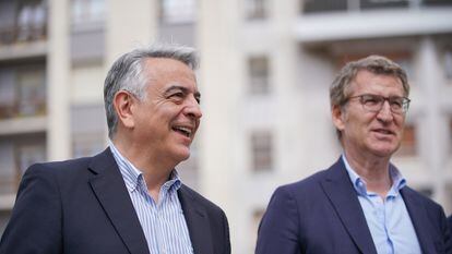 El presidente del PP del País Vasco y candidato a lehendakari, Javier de Andrés (a la izquierda), y el presidente del PP, Alberto Núñez Feijóo, a su llegada a un acto de campaña electoral del PP vasco en el Museo Artium, el lunes en Vitoria.