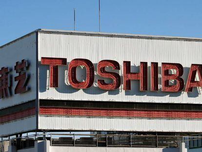 Logotipo de Toshiba en un &aacute;rea industrial de Kawasaki (Jap&oacute;n).