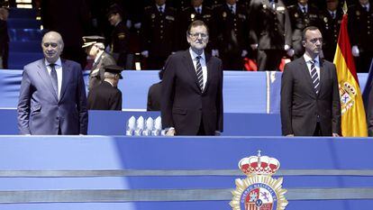 El presidente del Gobierno, Mariano Rajoy, el ministro del Interior, Jorge Fernández Díaz, y el secretario de Estado de Seguridad, Francisco Martínez, en un acto en 2014.