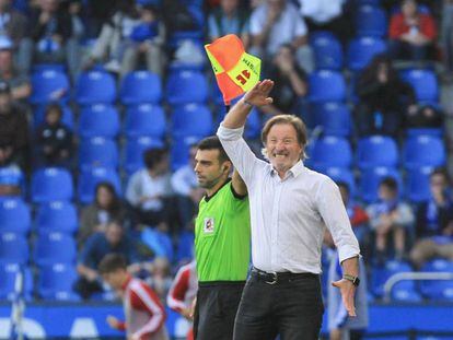 Anquela gesticula este domingo durante su último partido como entrenador del Deportivo.